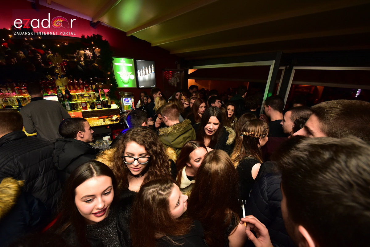 Tisuće Zadrana uživalo na krcatom Narodnom trgu i Tgu Petra Zoranića uz Tomislava Bralića i klapu Intrade Tisuće Zadrana uživalo na krcatom Narodnom trgu i Tgu Petra Zoranića uz Tomislava Bralića i klapu Intrade