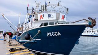 Ekološka manifestacija “Uz more, za more: zelena misija za održivu budućnost Hrvatske” održala se danas na plivarici Škoda koja je jutros u 11 sati isplovila iz zadarske luke Gaženica prema Ugljanu gdje će se provela akcija izvlačenja odbačenih ribarskih Ekološka manifestacija “Uz more, za more: zelena misija za održivu budućnost Hrvatske” održala se danas na plivarici Škoda koja je jutros u 11 sati isplovila iz zadarske luke Gaženica prema Ugljanu gdje će se provela akcija izvlačenja odbačenih ribarskih