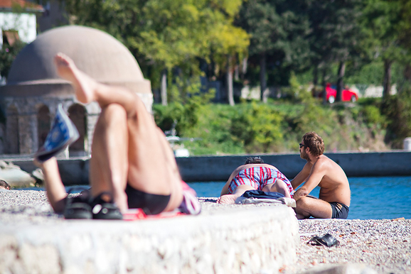 Kupanje na plaži Kolovare 8. listopada (foto:Saša Čuka)