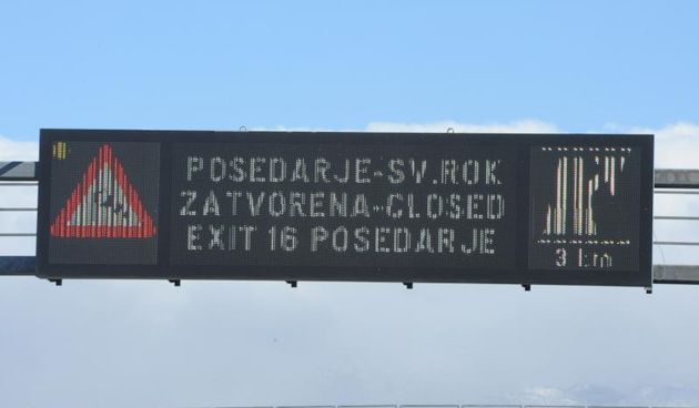 Posedarje – Jaka bura prevrce kamione, rusi znakove, te otezava i zatvara promet na svim dionicama. Photo: Hrvoje Jelavic/PIXSELL