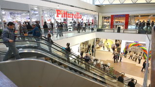 Zadar, 111110.
U zadru je  otvoren shoping centar Supernova, cije je otvaranje bilo najavljeno je za 09, pa za 14 sati, a otvoren  je malo prije 16 sati zbog tehnickog pregleda zgrade.
Na fotografiji: prvi kupcu u supernovi.
Foto: Vladimir Ivanov / CROPIX