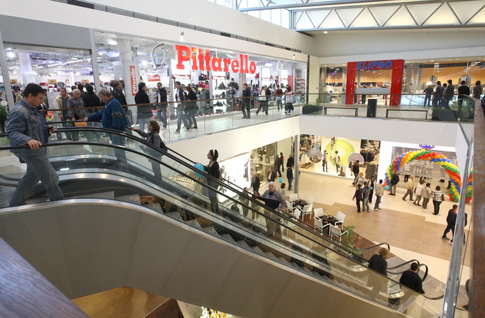 Zadar, 111110.
U zadru je  otvoren shoping centar Supernova, cije je otvaranje bilo najavljeno je za 09, pa za 14 sati, a otvoren  je malo prije 16 sati zbog tehnickog pregleda zgrade.
Na fotografiji: prvi kupcu u supernovi.
Foto: Vladimir Ivanov / CROPIX