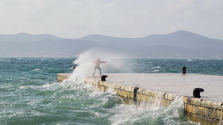Spektakularna igra valova na zadarskoj rivi 5. studenog 2014.  Foto: Marin Pitton