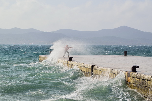 Spektakularna igra valova na zadarskoj rivi 5. studenog 2014.  Foto: Marin Pitton
