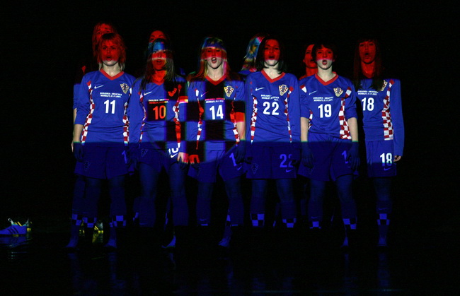 Zagreb, 240110.
U zagrebackom HNK veceras je premijerno izvedena predstava Srce moje kuca za nju. Montaz stroj i Plesni centar Tala inscenirali su legendarnu nogometnu utakmicu Hrvatske protiv Engleske iz 2007. g. kada je Hrvatska pobijedila na Wembley st