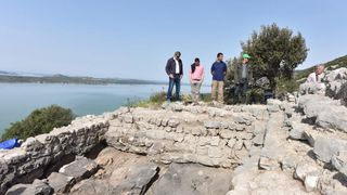 Park prirode Vransko jezero: Predstavljena pronađena utvrda iz 15. stoljeća s naoružanjem na brdu Osridak-Gradina. Foto: Hrvoje Jelavić/PIXSELL Park prirode Vransko jezero: Predstavljena pronađena utvrda iz 15. stoljeća s naoružanjem na brdu Osridak-Gradina. Foto: Hrvoje Jelavić/PIXSELL