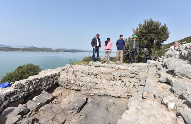 Park prirode Vransko jezero: Predstavljena pronađena utvrda iz 15. stoljeća s naoružanjem na brdu Osridak-Gradina. Foto: Hrvoje Jelavić/PIXSELL Park prirode Vransko jezero: Predstavljena pronađena utvrda iz 15. stoljeća s naoružanjem na brdu Osridak-Gradina. Foto: Hrvoje Jelavić/PIXSELL