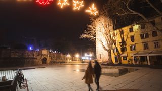 Građani na ulicama Zadra poštujući mjere dočekali 2021. godinu