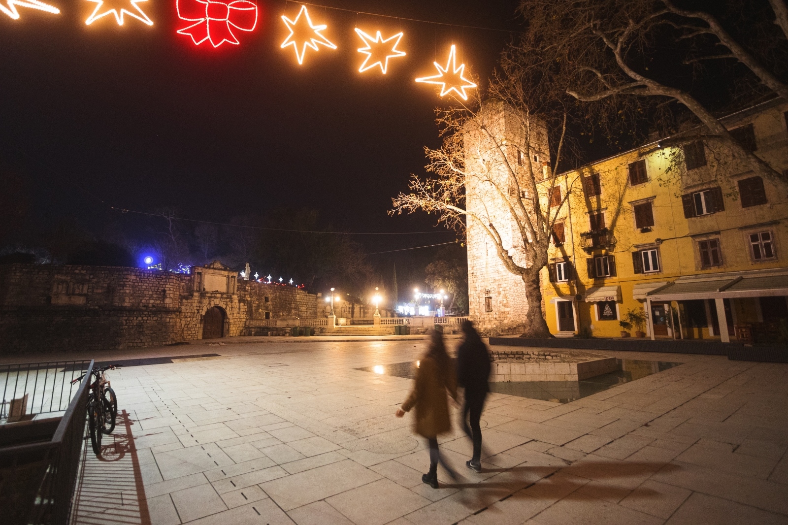 Građani na ulicama Zadra poštujući mjere dočekali 2021. godinu