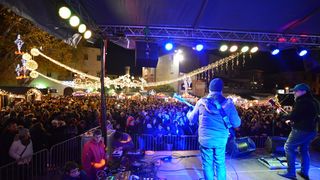 Advent u Zadru: Neno Belan i Fiumensi raspjevali i rasplesali i staro i mlado na Trgu Petra Zoranića Advent u Zadru: Neno Belan i Fiumensi raspjevali i rasplesali i staro i mlado na Trgu Petra Zoranića