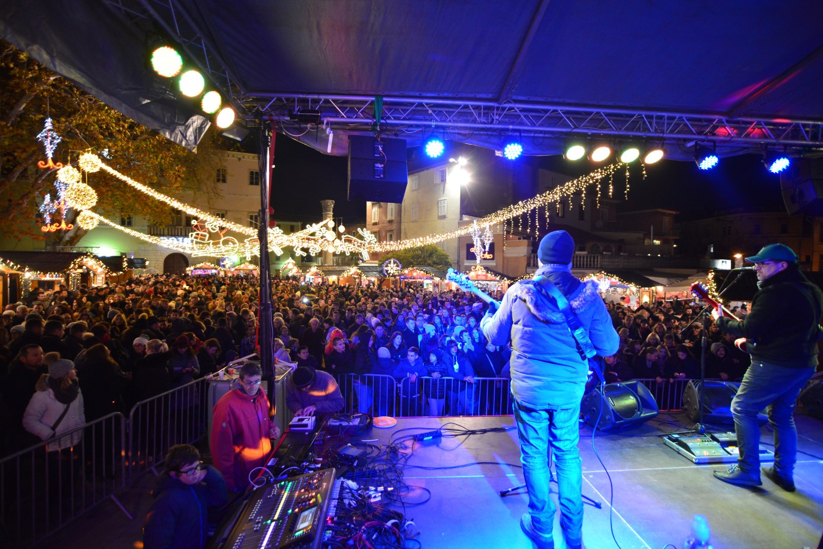 Advent u Zadru: Neno Belan i Fiumensi raspjevali i rasplesali i staro i mlado na Trgu Petra Zoranića Advent u Zadru: Neno Belan i Fiumensi raspjevali i rasplesali i staro i mlado na Trgu Petra Zoranića