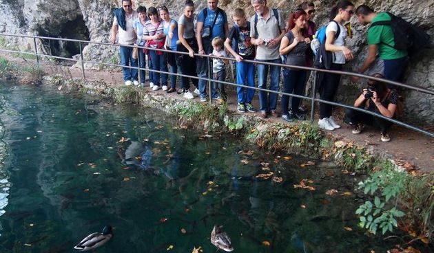 Nacionalni park Plitvicka jezera posjetiteljima nudi posjet po simbolicnoj cijeni od 25 kuna povodom obiteljskog tjedna. Primamljivu ponudu i toplo vrijeme iskoristili su mnogi turisti. Photo: Borna Filic/PIXSELL