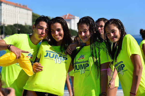 10. dm Millennium Jump na zadarskoj rivi – 3 tisuće skakača poslalo prekrasnu priču u svijet 10. dm Millennium Jump na zadarskoj rivi – 3 tisuće skakača poslalo prekrasnu priču u svijet