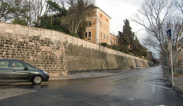 Gimnazija V. Nazora, ulica kod Elektre, automobil, promet