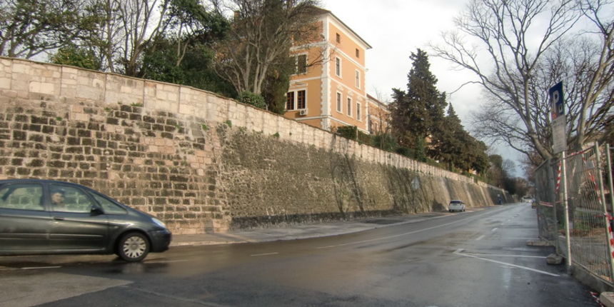 Gimnazija V. Nazora, ulica kod Elektre, automobil, promet Gimnazija V. Nazora, ulica kod Elektre, automobil, promet