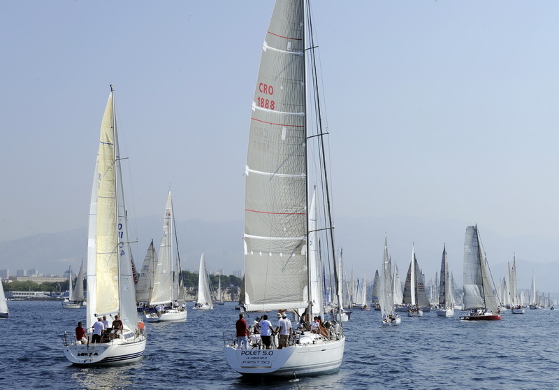 Split, 240911.
Na 80.Mrduja jubilarnoj regati izislo 242 plovila u borbu za veliki trofej. Na startu vjetar nije bio naklonjen jedrilicarima pa su mnogi satima plutali u bonaci.
Na slici: pred start.
Foto: Jadran Babic / CROPIX