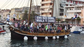 Svečani doček zadarskih Vatrenih: Jedrenjakom Branimir plovili od Gradskog mosta do gata na zadarskoj rivi