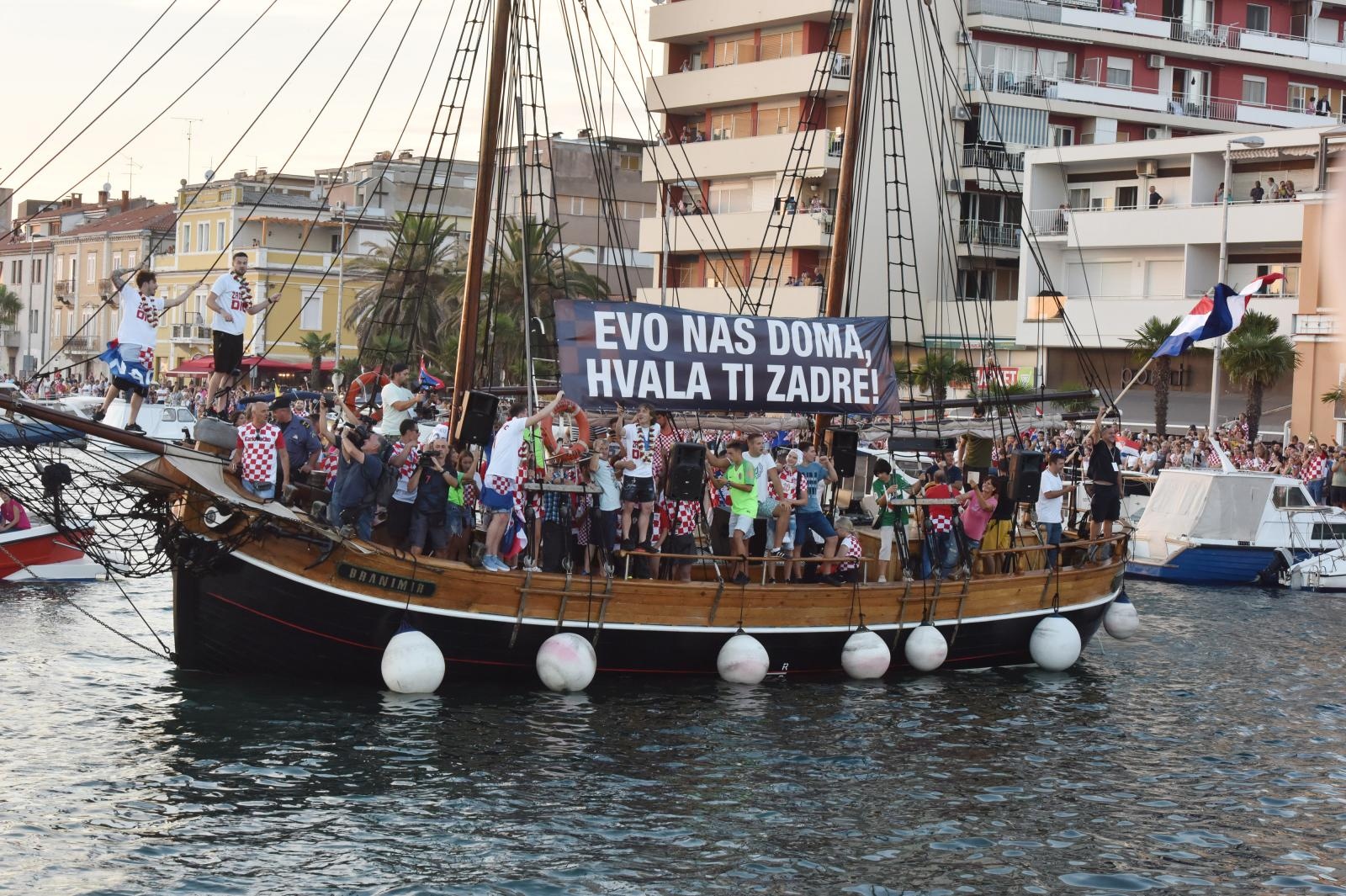 Svečani doček zadarskih Vatrenih: Jedrenjakom Branimir plovili od Gradskog mosta do gata na zadarskoj rivi