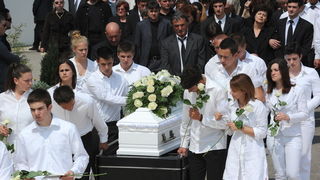 Povljana, 270410.
Vise tisuca Pazana i zitelja Zadarske i Licko – senjske zupanije okupilo se u Povljani na posljednjem ispracaju Martini Skodi (19), Anti Pogorilicu (21) i Marinu Orlicu (24) koji su tragicno izgubili zivot u prometnoj nesreci u nedjelju Povljana, 270410.
Vise tisuca Pazana i zitelja Zadarske i Licko – senjske zupanije okupilo se u Povljani na posljednjem ispracaju Martini Skodi (19), Anti Pogorilicu (21) i Marinu Orlicu (24) koji su tragicno izgubili zivot u prometnoj nesreci u nedjelju