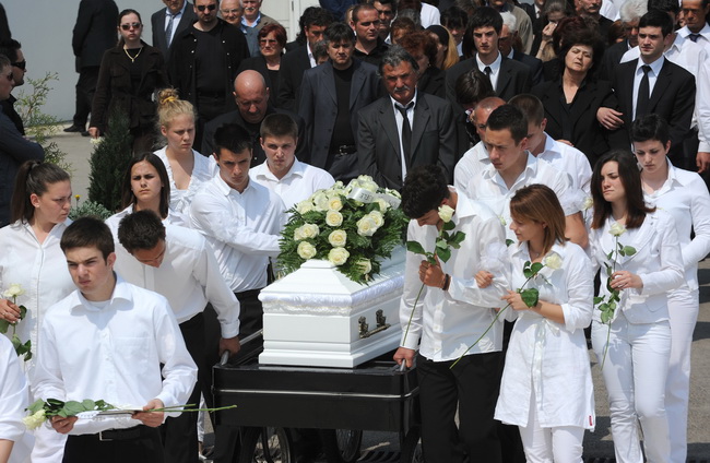 Povljana, 270410.
Vise tisuca Pazana i zitelja Zadarske i Licko – senjske zupanije okupilo se u Povljani na posljednjem ispracaju Martini Skodi (19), Anti Pogorilicu (21) i Marinu Orlicu (24) koji su tragicno izgubili zivot u prometnoj nesreci u nedjelju Povljana, 270410.
Vise tisuca Pazana i zitelja Zadarske i Licko – senjske zupanije okupilo se u Povljani na posljednjem ispracaju Martini Skodi (19), Anti Pogorilicu (21) i Marinu Orlicu (24) koji su tragicno izgubili zivot u prometnoj nesreci u nedjelju