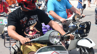 Spektakularni defile vespaša, foto: Vinko Pešić Spektakularni defile vespaša, foto: Vinko Pešić