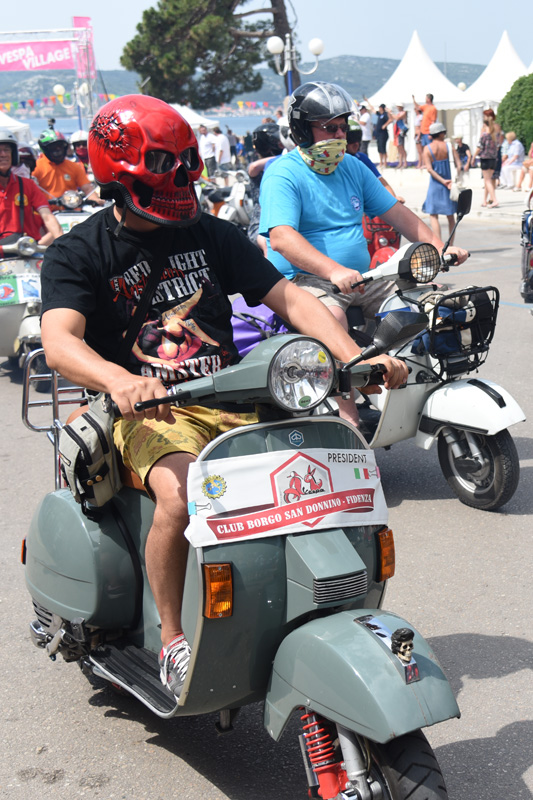 Spektakularni defile vespaša, foto: Vinko Pešić Spektakularni defile vespaša, foto: Vinko Pešić