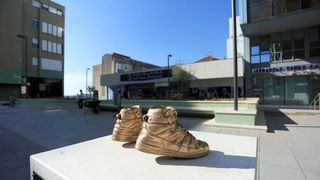 Brončane tenisice Dražena Petrovića postavljene na istoimeni šibenski trg, Foto: Duško Jaramaz/PIXSELL