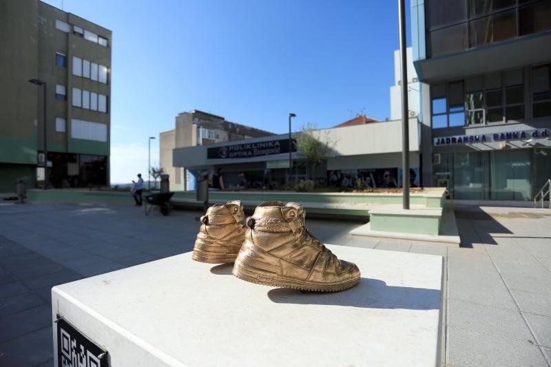 Brončane tenisice Dražena Petrovića postavljene na istoimeni šibenski trg, Foto: Duško Jaramaz/PIXSELL