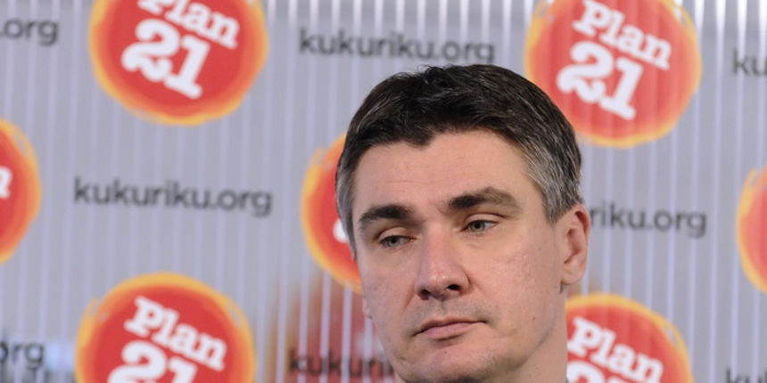 Zagreb, 271011.
Press konferencija predsjednika SDP-a Zorana Milanovica. Tema press konferencije je bilo saznanje da DORH istrazuje HDZ.
Na fotografiji: predsjednik SDP-a Zoran Milanovic. 
Foto: Admir Buljubasic / CROPIX