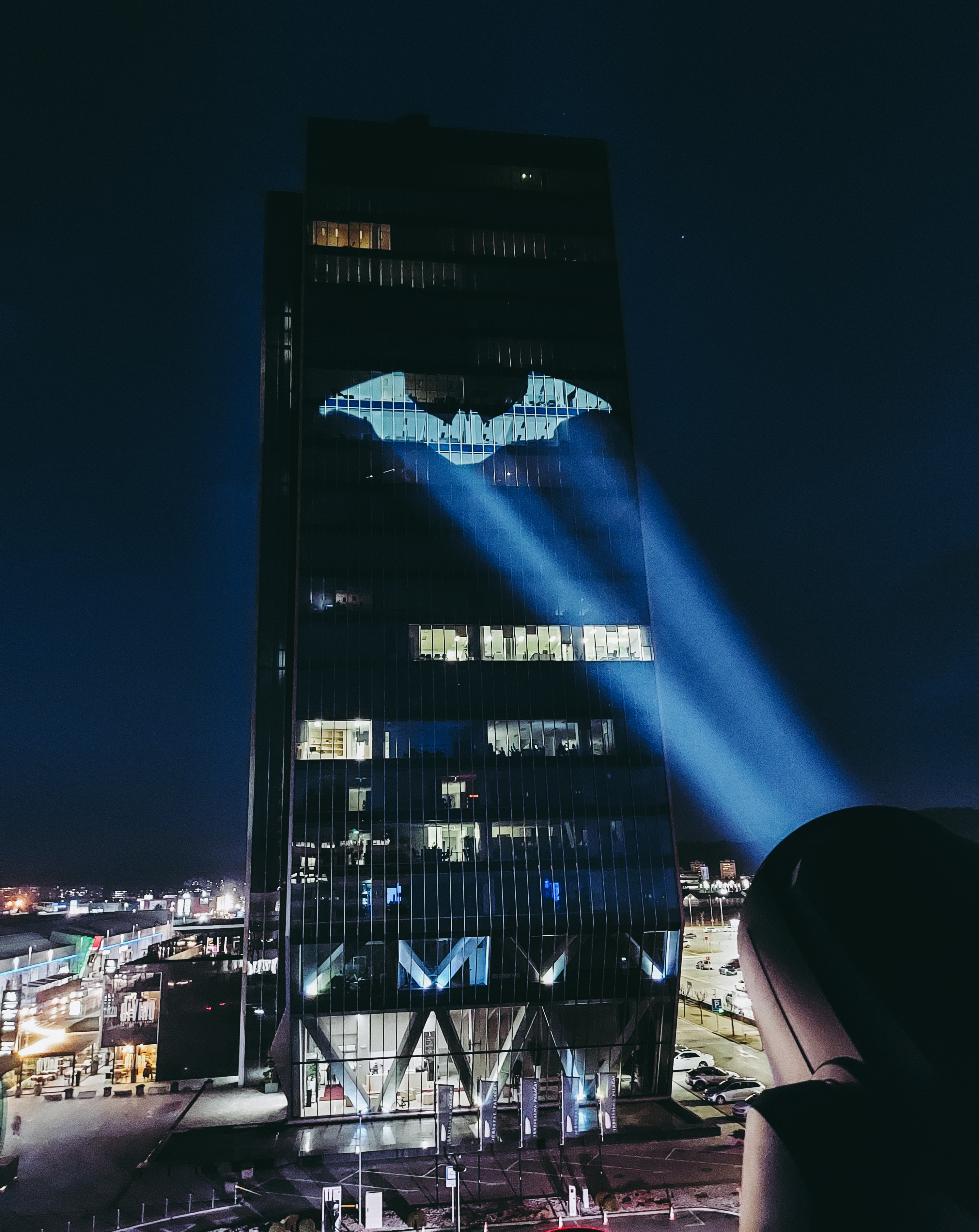 Pogledajte kako je sinoć Zagreb postao Gotham City Pogledajte kako je sinoć Zagreb postao Gotham City