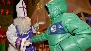 Sv. Nikola s Krampusom i Vilenjakom zabavljao djecu od Kampo Kaštela do Trga Petra Zoranića Sv. Nikola s Krampusom i Vilenjakom zabavljao djecu od Kampo Kaštela do Trga Petra Zoranića