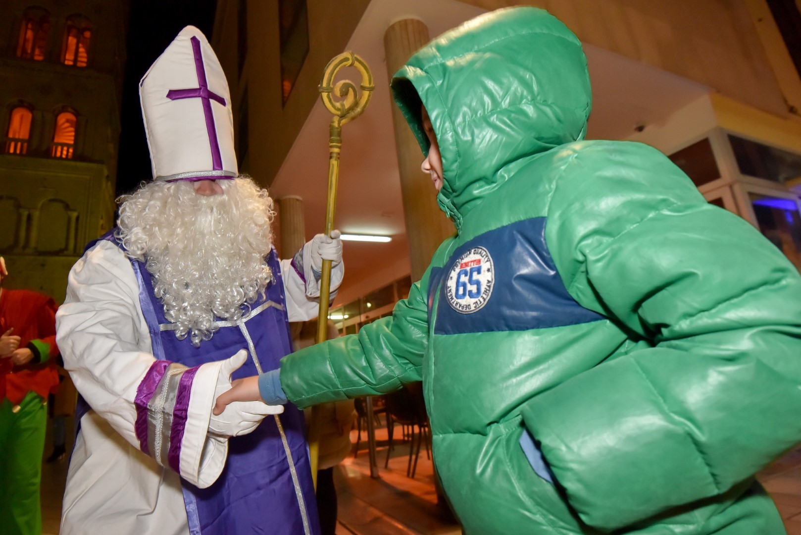 Sv. Nikola s Krampusom i Vilenjakom zabavljao djecu od Kampo Kaštela do Trga Petra Zoranića Sv. Nikola s Krampusom i Vilenjakom zabavljao djecu od Kampo Kaštela do Trga Petra Zoranića
