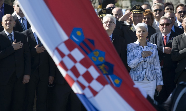 Knin, 050811.
Podizanjem zastave na Kninskoj tvrdjavi i postrojavanjem vojnih snaga na nogometnom igralistu obiljezena je 16. obljetnica VRO Oluja, Dan pobjede i domovinske zahvalnosti i Dan hrvatskih branitelja.
Na fotografiji: Ivo Josipovic i Jadranka K Knin, 050811.
Podizanjem zastave na Kninskoj tvrdjavi i postrojavanjem vojnih snaga na nogometnom igralistu obiljezena je 16. obljetnica VRO Oluja, Dan pobjede i domovinske zahvalnosti i Dan hrvatskih branitelja.
Na fotografiji: Ivo Josipovic i Jadranka K