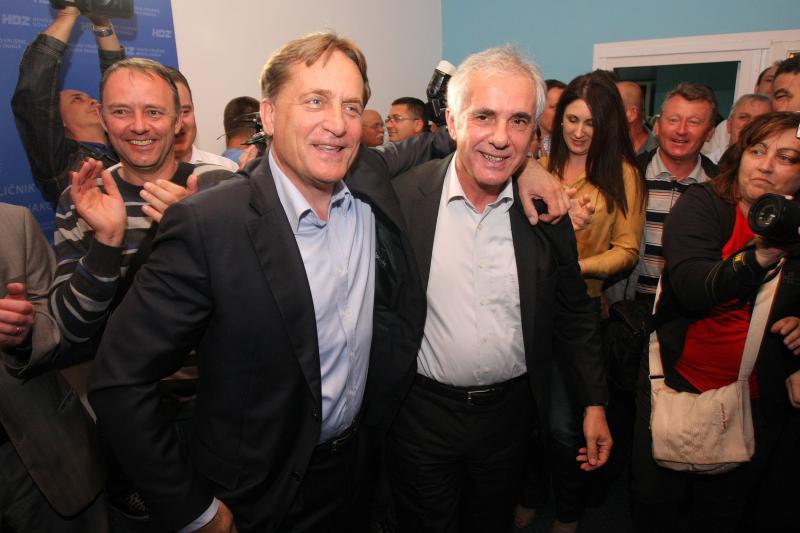 Nakon objave prvih izbornih rezultata nastalo je slavlje u stožeru HDZ-a i kolacijskih partnera. Slavila se pobjeda Božidara Kalmete, novog gradonačelnika Zadra, te pobjeda Stipe Zrilića, novog/satog župana Zadarske županije. Photo: Dino Stanin/PIXSELL Nakon objave prvih izbornih rezultata nastalo je slavlje u stožeru HDZ-a i kolacijskih partnera. Slavila se pobjeda Božidara Kalmete, novog gradonačelnika Zadra, te pobjeda Stipe Zrilića, novog/satog župana Zadarske županije. Photo: Dino Stanin/PIXSELL