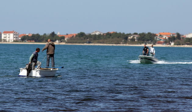 Zadar, 100411.
Nocas je nestao ribar iz mjesta Sukosan pored Zadra. Na more je izasao brodicom od 5 metara oko 22 sata a nije se vratio do 7 sati ujutro.
Na slici: mjestani i policija pretarazuju podrucje Tustice u potrazi za nestalim ribarom.
Foto: Vladi