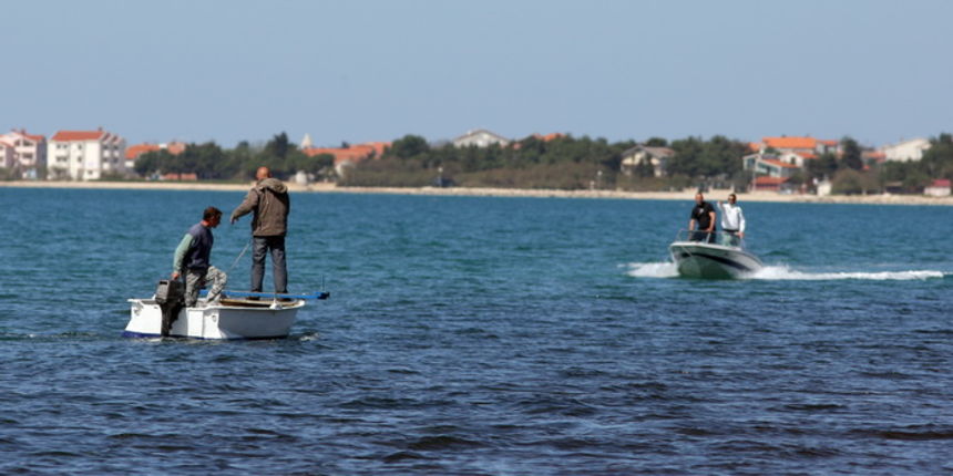Zadar, 100411.
Nocas je nestao ribar iz mjesta Sukosan pored Zadra. Na more je izasao brodicom od 5 metara oko 22 sata a nije se vratio do 7 sati ujutro.
Na slici: mjestani i policija pretarazuju podrucje Tustice u potrazi za nestalim ribarom.
Foto: Vladi