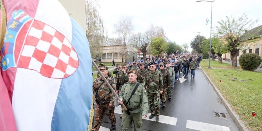 Vukovar – Dan sjecanja na zrtvu Vukovara 1991. – 2014. pod sloganom Vukovar – mjesto posebnog pijeteta. 23. je obljetnica stradavanja i zrtve Vukovara u Domovinskom ratu. Sudionici Kolone sjecanja prolaze ulicama grada do Memorijalnog groblja zrtava iz Do Vukovar – Dan sjecanja na zrtvu Vukovara 1991. – 2014. pod sloganom Vukovar – mjesto posebnog pijeteta. 23. je obljetnica stradavanja i zrtve Vukovara u Domovinskom ratu. Sudionici Kolone sjecanja prolaze ulicama grada do Memorijalnog groblja zrtava iz Do