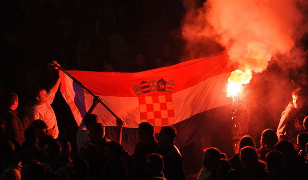 Zadar, 161112.
Kako je i najavljeno, na Narodnom trgu je oko 18h zapocelo organizirano slavlje povodom oslobodjenja generala Gotovine i Markaca. Do dugo u noc na pozornici ce se izmjenjivati brojni zadarski bendovi, klape i pjevaci poput Mladena Grdovica