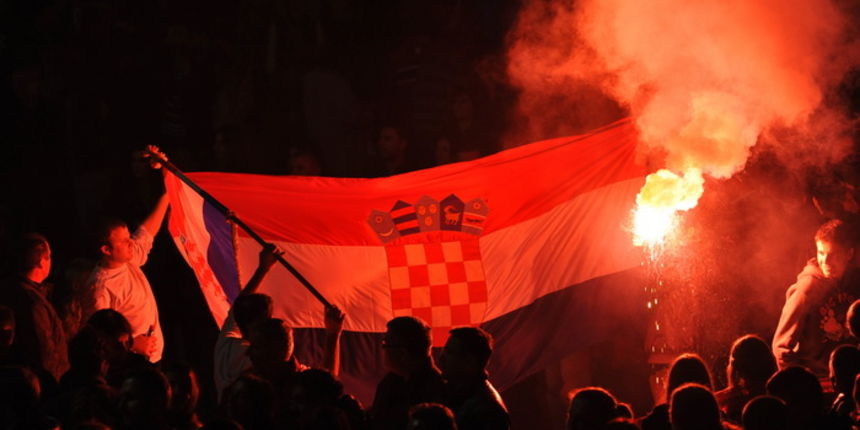 Zadar, 161112.
Kako je i najavljeno, na Narodnom trgu je oko 18h zapocelo organizirano slavlje povodom oslobodjenja generala Gotovine i Markaca. Do dugo u noc na pozornici ce se izmjenjivati brojni zadarski bendovi, klape i pjevaci poput Mladena Grdovica Zadar, 161112.
Kako je i najavljeno, na Narodnom trgu je oko 18h zapocelo organizirano slavlje povodom oslobodjenja generala Gotovine i Markaca. Do dugo u noc na pozornici ce se izmjenjivati brojni zadarski bendovi, klape i pjevaci poput Mladena Grdovica