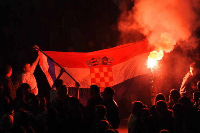 Zadar, 161112.
Kako je i najavljeno, na Narodnom trgu je oko 18h zapocelo organizirano slavlje povodom oslobodjenja generala Gotovine i Markaca. Do dugo u noc na pozornici ce se izmjenjivati brojni zadarski bendovi, klape i pjevaci poput Mladena Grdovica Zadar, 161112.
Kako je i najavljeno, na Narodnom trgu je oko 18h zapocelo organizirano slavlje povodom oslobodjenja generala Gotovine i Markaca. Do dugo u noc na pozornici ce se izmjenjivati brojni zadarski bendovi, klape i pjevaci poput Mladena Grdovica