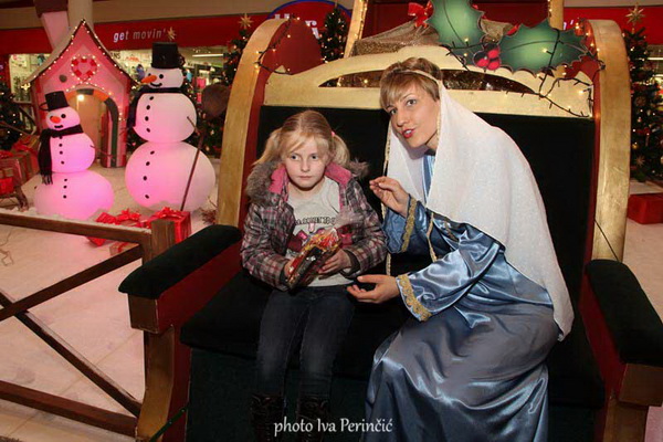 Sv. Luce razveselila mališane u Supernova centru, Foto: Iva Perinčić Sv. Luce razveselila mališane u Supernova centru, Foto: Iva Perinčić