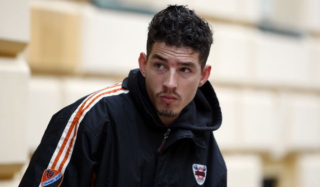 Zadar, 091210
Izricanje presude Elvisu Sopicu koji je optuzen da je ubio taksista Igora Custica u selu Korlat kraj Benkovca. Zupanijski sud u Zadru.
Na slici: brat optuzenoga Elvisa Sopica.
Foto: Jure Miskovic / CROPIX