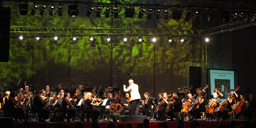 Na rimskom Forumu svecano su otvorene 50. Glazbene veceri u Sv. Donatu. Nastupila je Zagrebacka filharmonija pod ravnanjem dirigenta Pavla Despalja. Veceri je otvorio predsjednik Ivo Josipovic. Foto: Vladimir Ivanov / CROPIX Na rimskom Forumu svecano su otvorene 50. Glazbene veceri u Sv. Donatu. Nastupila je Zagrebacka filharmonija pod ravnanjem dirigenta Pavla Despalja. Veceri je otvorio predsjednik Ivo Josipovic. Foto: Vladimir Ivanov / CROPIX