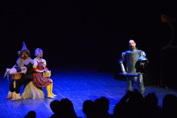 U Kazalištu lutaka Zadar odigrana je predstava “Čarobnjak iz Oza” u režiji Dražena Ferenčine. Foto: Iva Perinčić U Kazalištu lutaka Zadar odigrana je predstava “Čarobnjak iz Oza” u režiji Dražena Ferenčine. Foto: Iva Perinčić