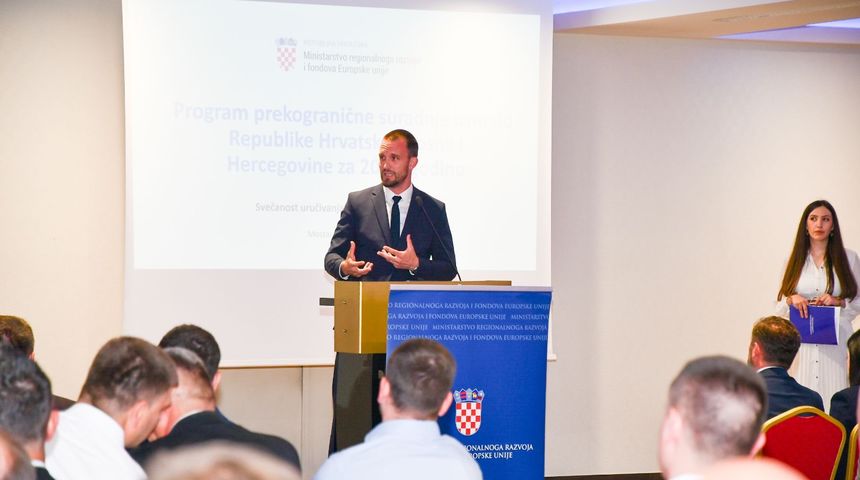 Ministar Erlić uručio ravnateljici Dujmović Vuković ugovor za novi projekt