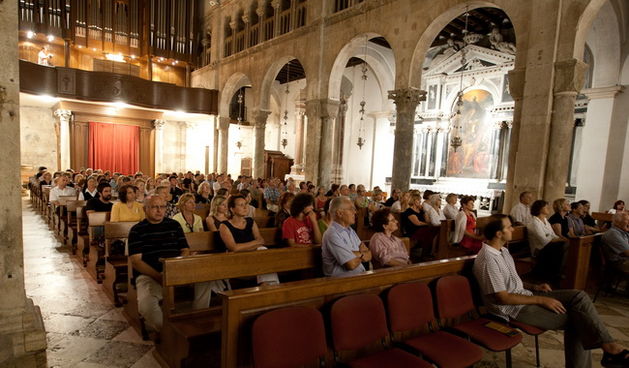Zadar, 020810.
Crkva sv.Stosije .
Koncert u sklopu Glazbenih veceri u  Sv.Donatu.
Nastupio je Mattias Wager na orguljama.
Na fotografiji :publika
Foto : Vladimir Ivanov / CROPIX