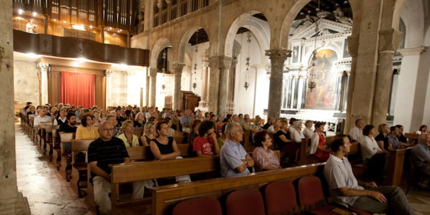 Zadar, 020810.
Crkva sv.Stosije .
Koncert u sklopu Glazbenih veceri u Sv.Donatu.
Nastupio je Mattias Wager na orguljama.
Na fotografiji :publika
Foto : Vladimir Ivanov / CROPIX Zadar, 020810.
Crkva sv.Stosije .
Koncert u sklopu Glazbenih veceri u Sv.Donatu.
Nastupio je Mattias Wager na orguljama.
Na fotografiji :publika
Foto : Vladimir Ivanov / CROPIX