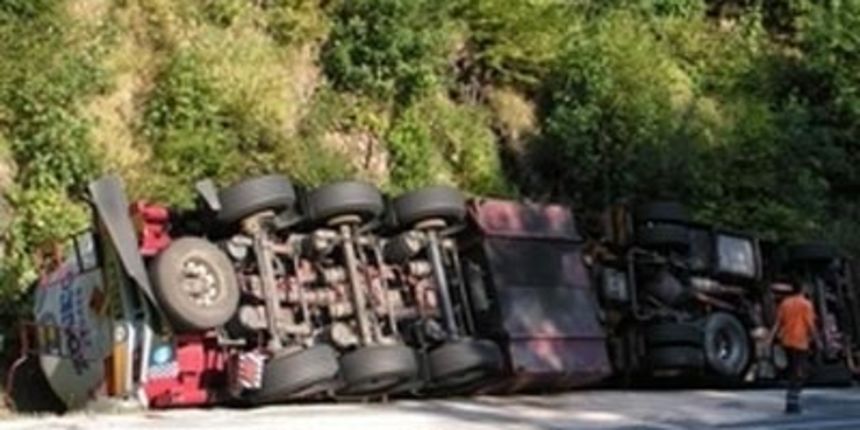 Prevrnuta cisterna kod Senja (FOTO: Novi list)