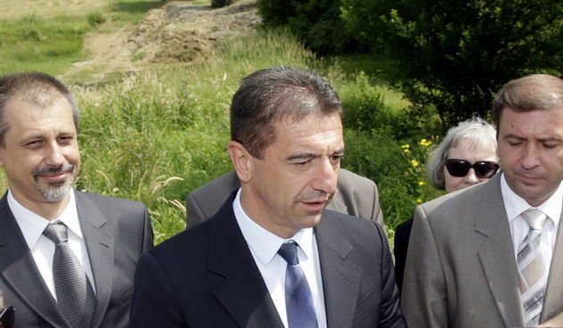 Varazdin, 070611.
Ministar zdravstva i socijalne skrbi Darko Milinovic posjetio je Novi Marof, gdje je pogledao polje na kojem ce se graditi Centar za socijalnu skrb.
Na slici: Ministar Milinovic daje izjavu za medije ispred polja na kojem ce se graditi C