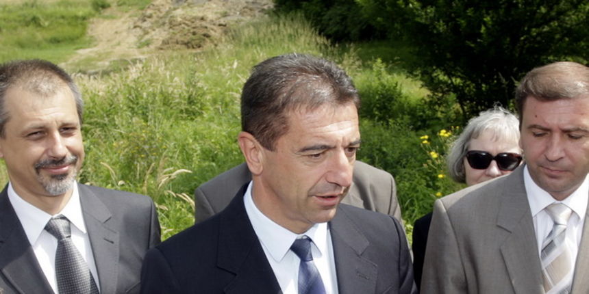 Varazdin, 070611.
Ministar zdravstva i socijalne skrbi Darko Milinovic posjetio je Novi Marof, gdje je pogledao polje na kojem ce se graditi Centar za socijalnu skrb.
Na slici: Ministar Milinovic daje izjavu za medije ispred polja na kojem ce se graditi C Varazdin, 070611.
Ministar zdravstva i socijalne skrbi Darko Milinovic posjetio je Novi Marof, gdje je pogledao polje na kojem ce se graditi Centar za socijalnu skrb.
Na slici: Ministar Milinovic daje izjavu za medije ispred polja na kojem ce se graditi C